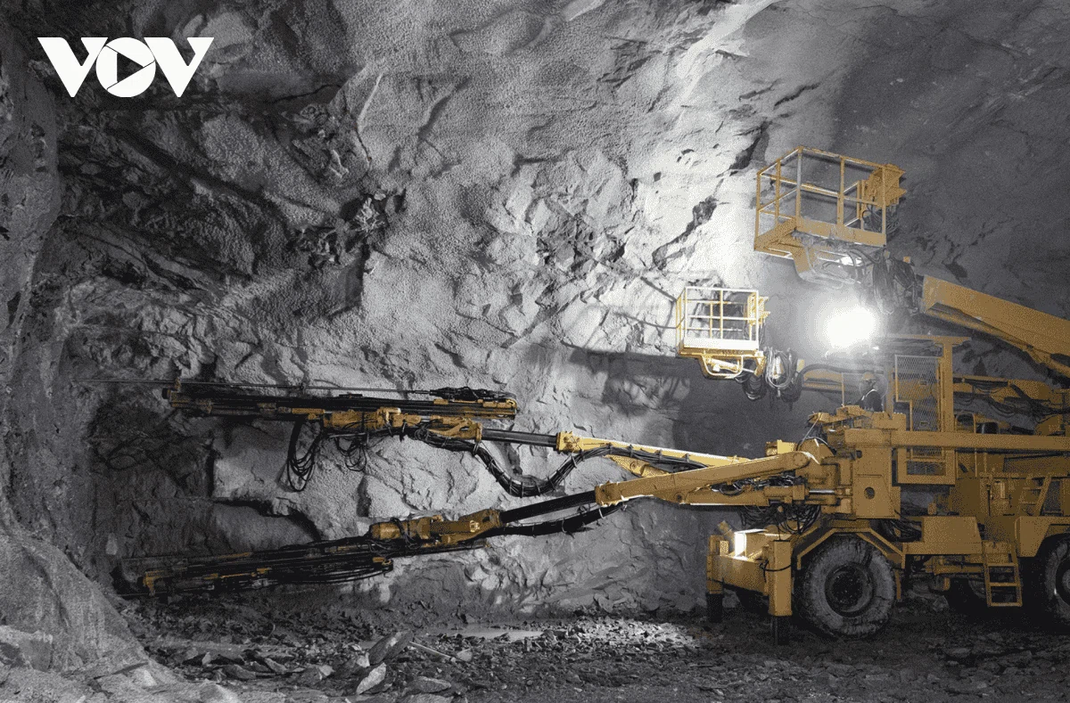 Hối hả thi công cao tốc Bắc - Nam đoạn Cam Lâm - Vĩnh Hảo không nghỉ lễ