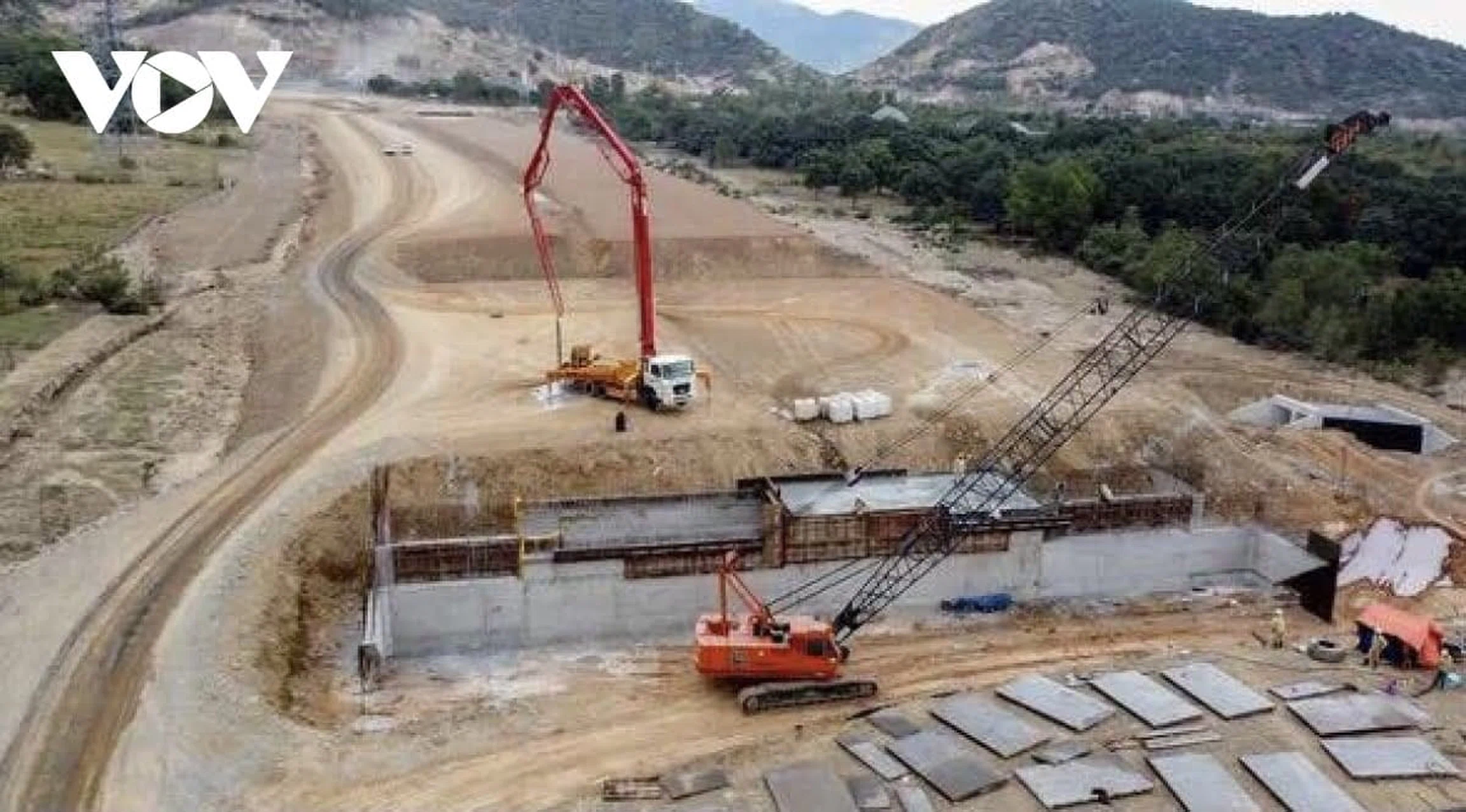 Hối hả thi công cao tốc Bắc - Nam đoạn Cam Lâm - Vĩnh Hảo không nghỉ lễ